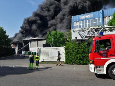 Waiblingen: Muellverwerter in Vollbrand - Grosseinsatz der Feuerwehr